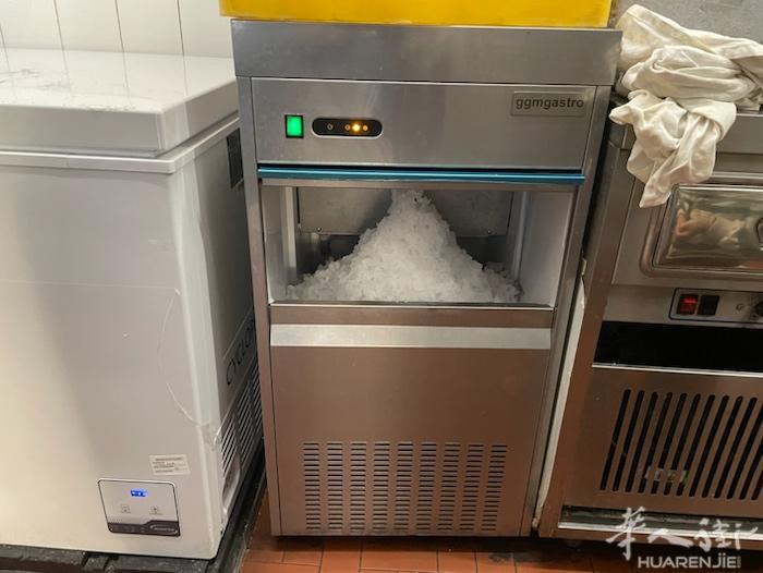 出二手 99新 一台硬冰冰箱 一台碎冰机