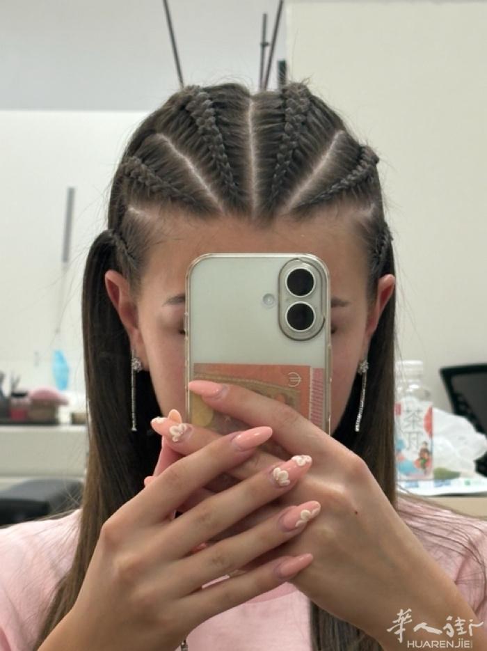 招聘理发中工跟有经验的学徒。三包。手把手教。上手机会多。店里学习氛围好。有兴趣➕