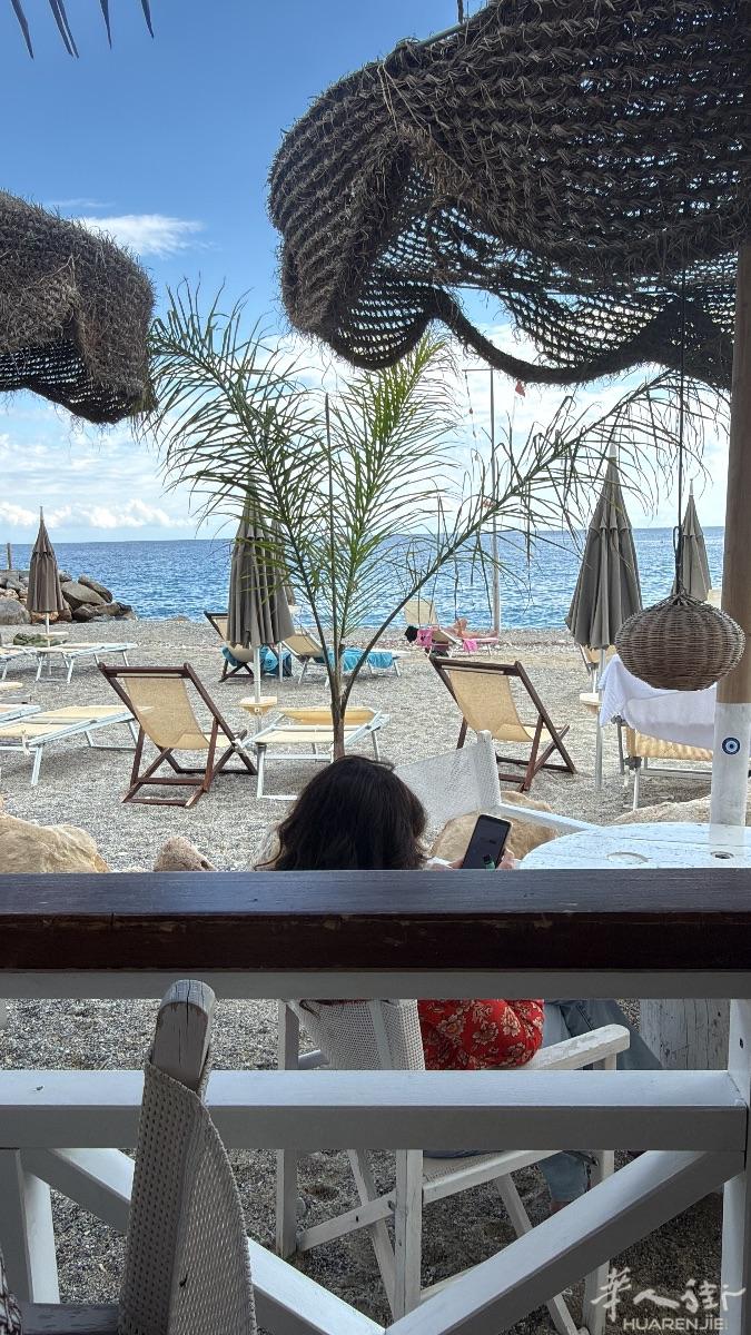 Ristorante e spiaggia privata Fatturato 1.400.000Extra 400.000Affitto 6000 annui Coperti 210 estate Coperti 130 inverno Dipendenti 30 in estateDipendenti 10 in invernoSpiaggia 30 Mt profondità Lettini 110Ombrelloni 80 Pranzo medio 60€Lettino più ombr