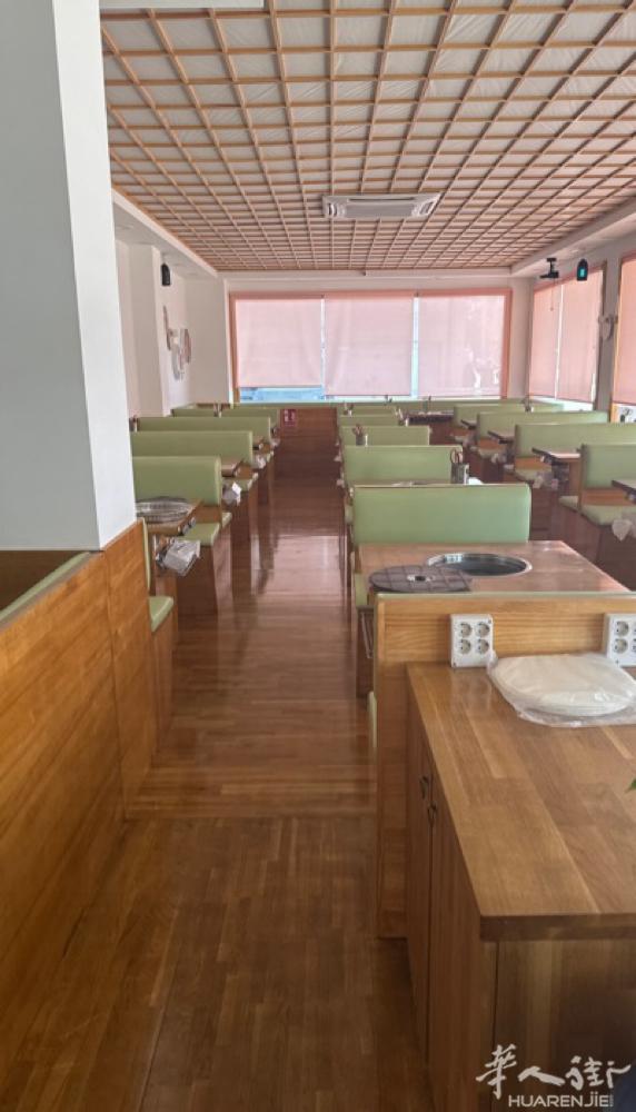 巴萨市中心富人区sarría,烤肉店转让，有高端的客服群体，全新装修，实木桌椅，