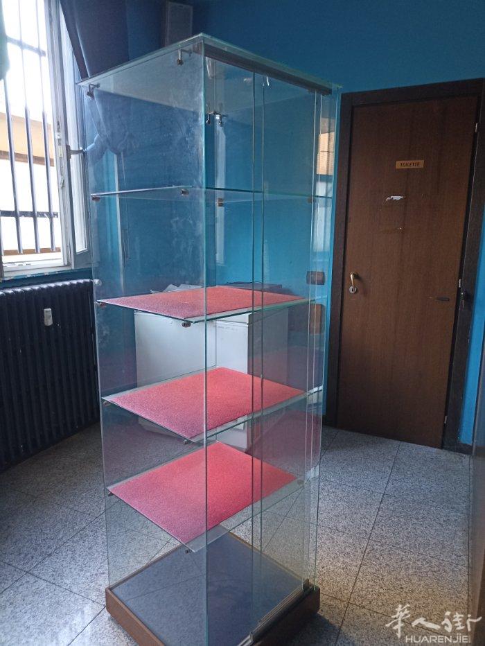 出售八成新的家用洗碗机150㰽，九成新的玻璃柜55X55高1米7，80㰽。米兰自