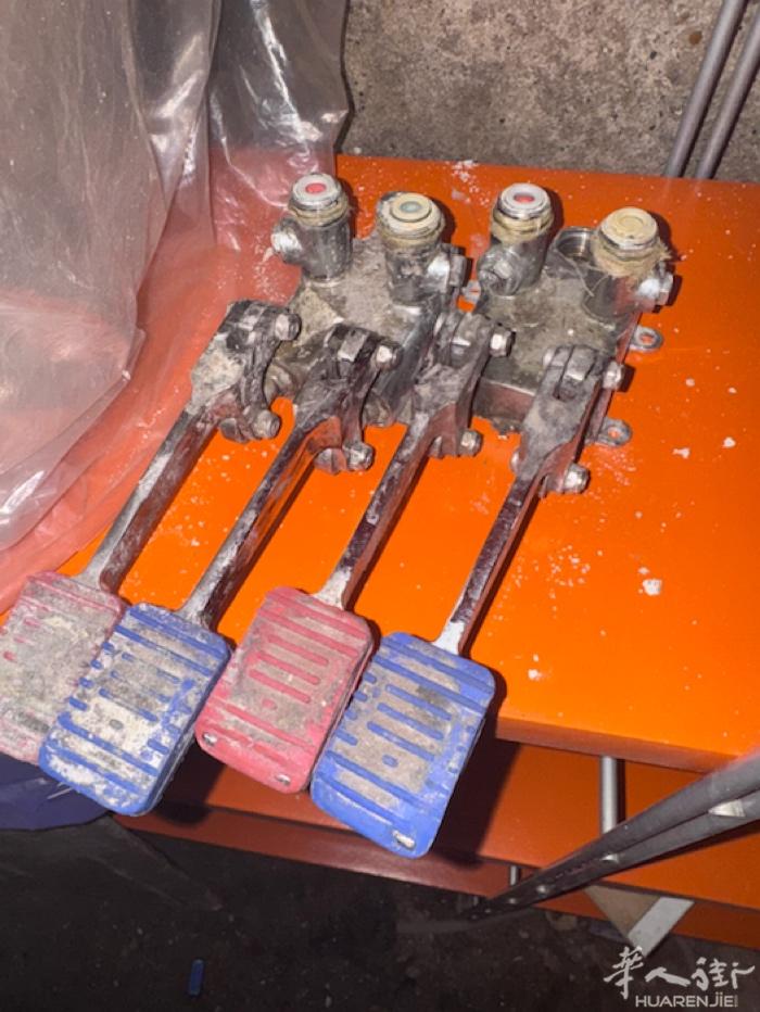 脚踩水龙头控制器 两个，半年前买的现在厨房装修没用了，一共220买的，两个100