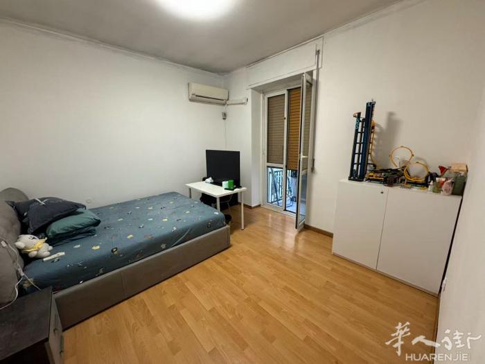 maciachini有一个带阳台的大房间出租，木地板新房门家具，隔壁房间是上班族