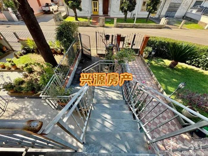 Prato在montemurlo小型套房出售： 两室一厅 厅连厨房 两面阳台 1