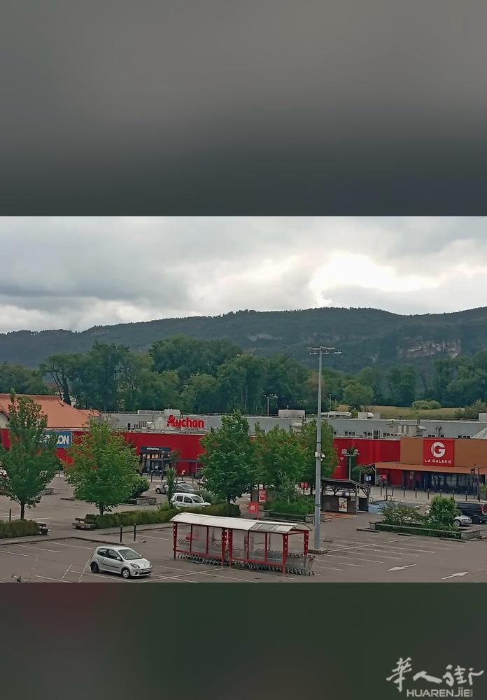 本人在安纳西 Av. d'Aix-les-Bains, 74600 Annecy