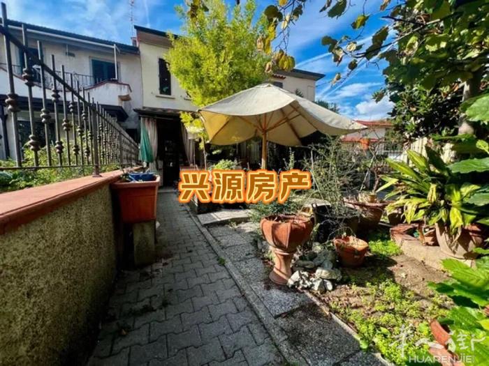 普拉托在San giusto 落地房出售：  110平方米 两室一厅 两卫  有