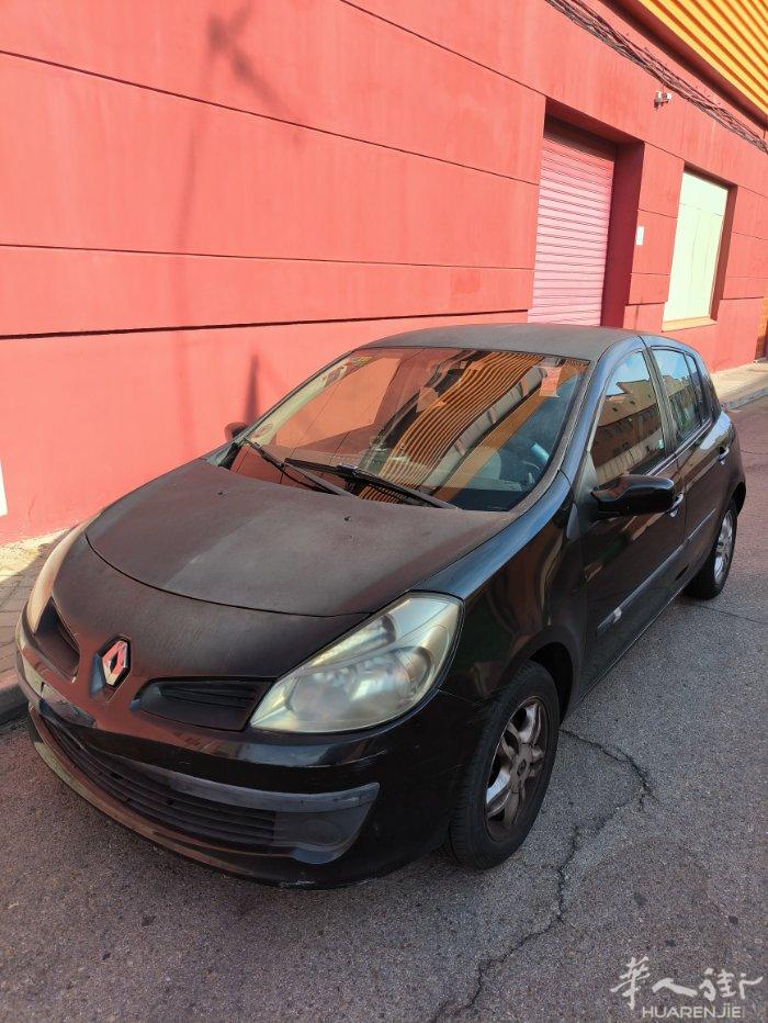 马德里出售一辆雷诺CLIO，贴环保标志，18万公里，五个门，柴油发动机，省油耐用