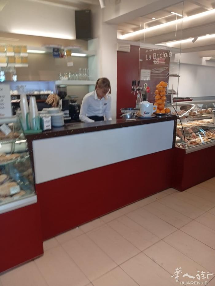我们出售一家历史悠久的酒吧、自助餐馆和烟草店，位于佛罗伦萨Careggi医院外。
