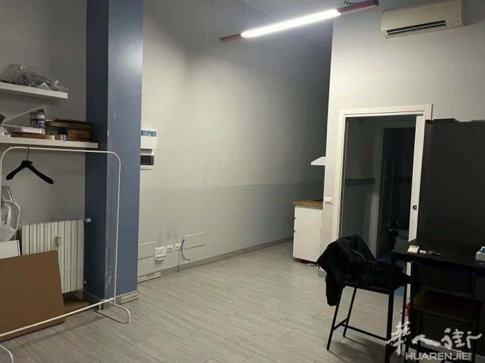 单身公寓独立房绿线Crescenzago地铁口出全新装修单身公寓地坪，就在地铁口