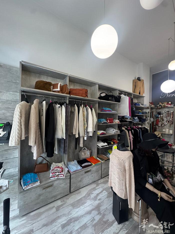 米兰Lorenteggio  帮老外转让一家卖衣服店。 位置优越 靠近地铁口