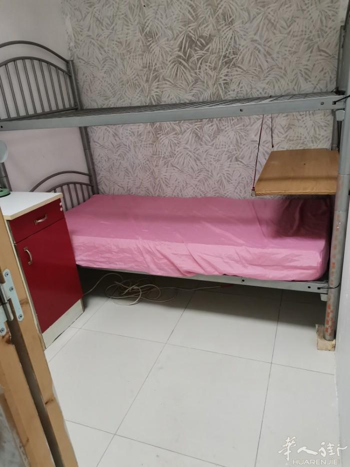 本人有小单间出租，位置在la courneuve，中国店附近，家具网络，还有ED