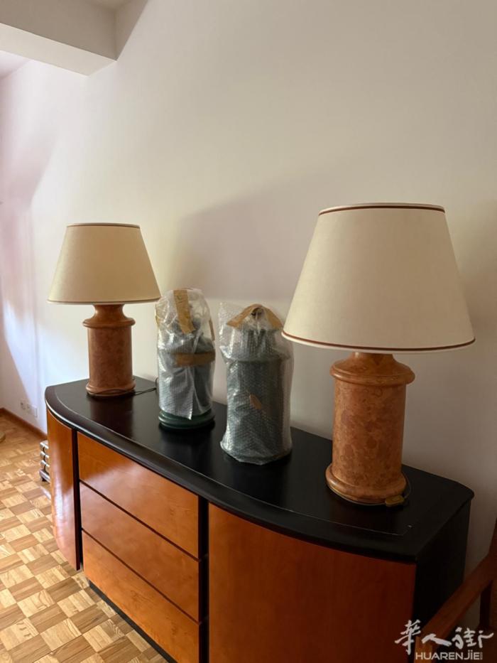 2 盏设计师装饰台灯，每盏 100.00  2 Lampade  designe