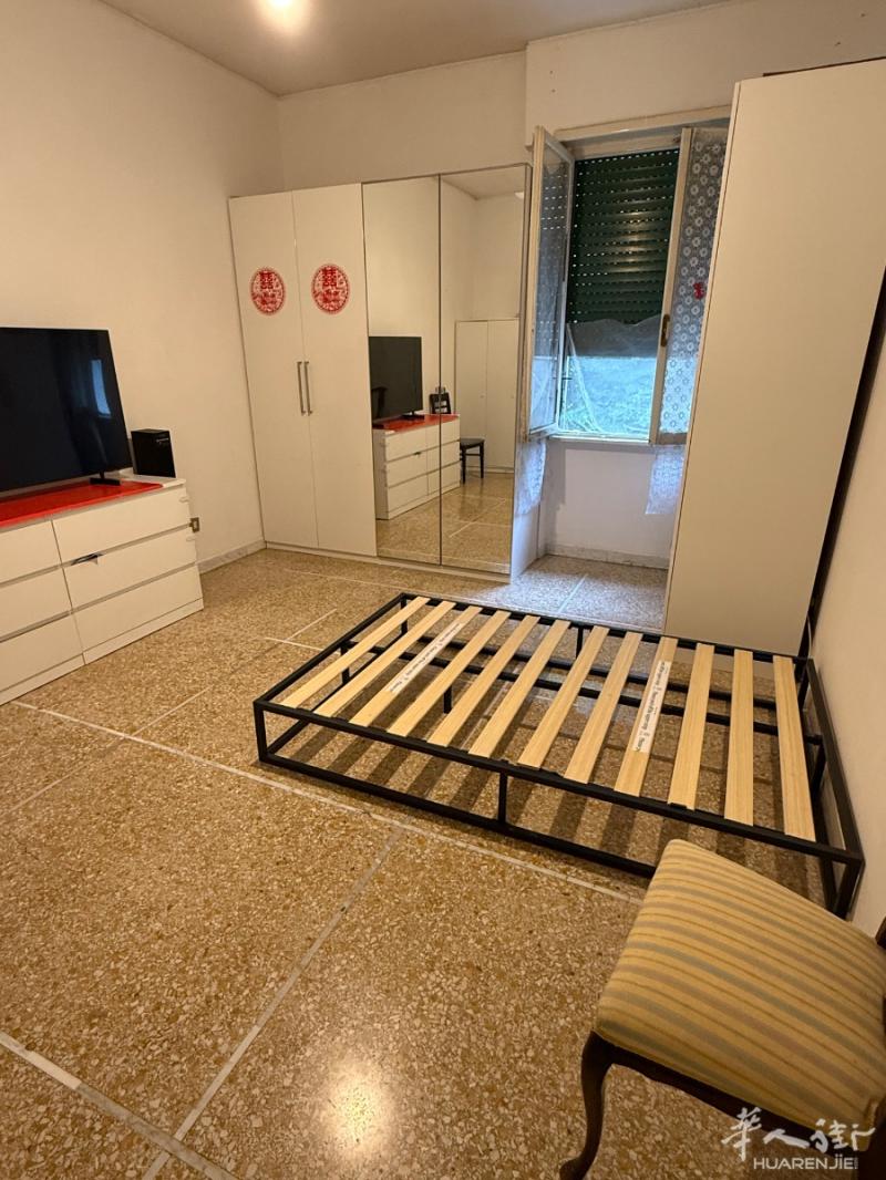 b线地铁 S Agnese libia地铁站有大房间出租！！家具齐全 有网络 暖气 住家人少清净。有意者联系+39 331 5005857