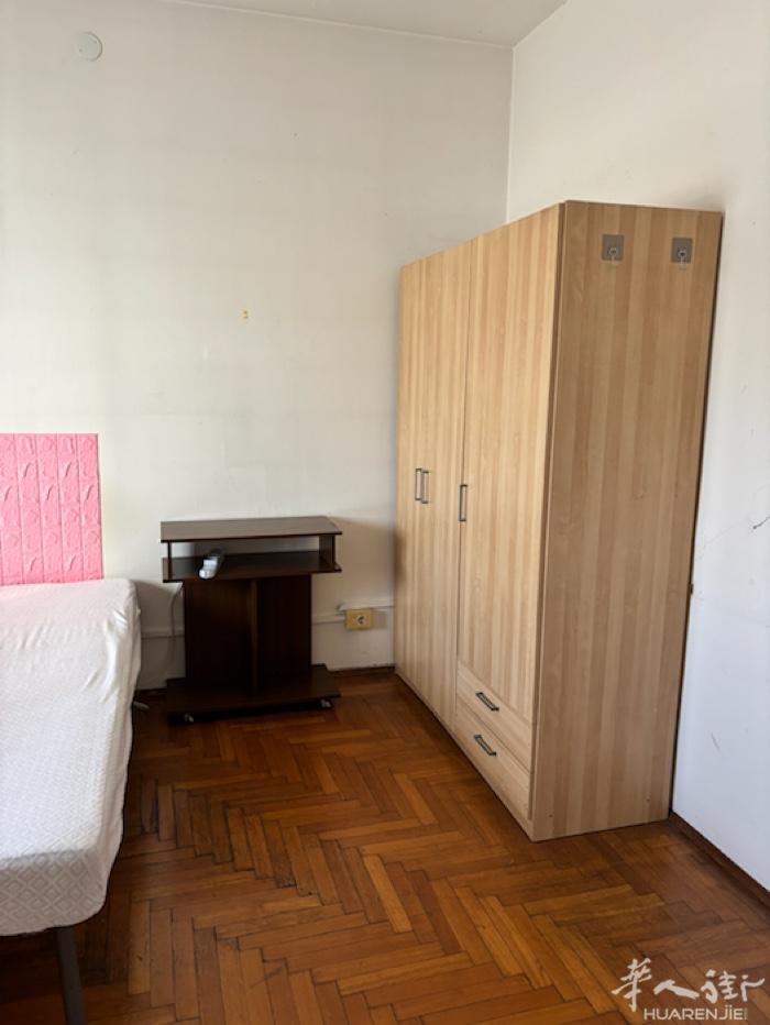 padova火车站前面 有一房间出租 房屋干净明亮 住的人少 安静 有需要的可以