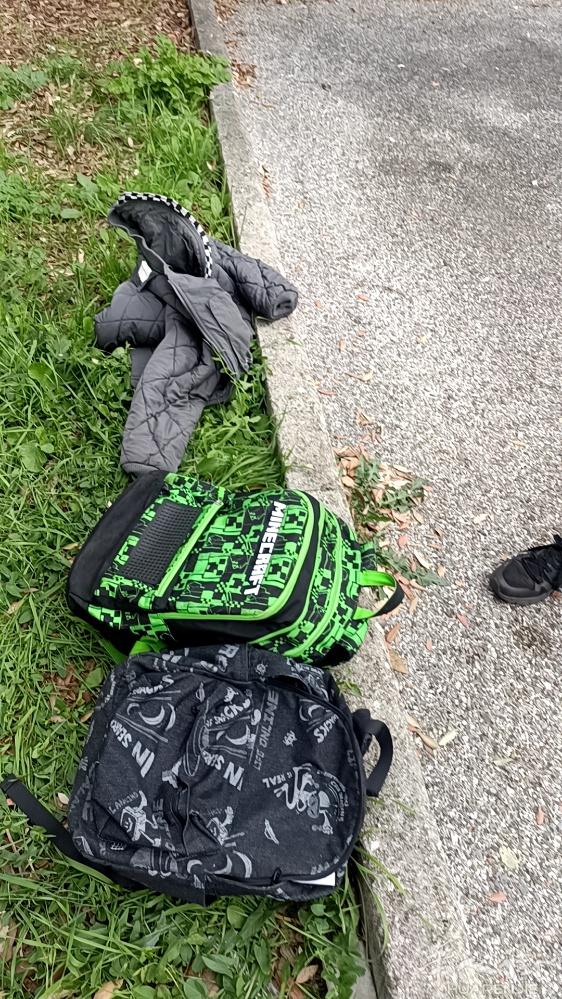 谁家小朋友书包丢了 来认领一下