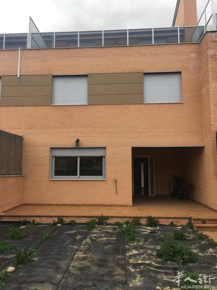 马德里Arroyomolinos 220平。连排别墅出售 带车库 游泳池 格局非
