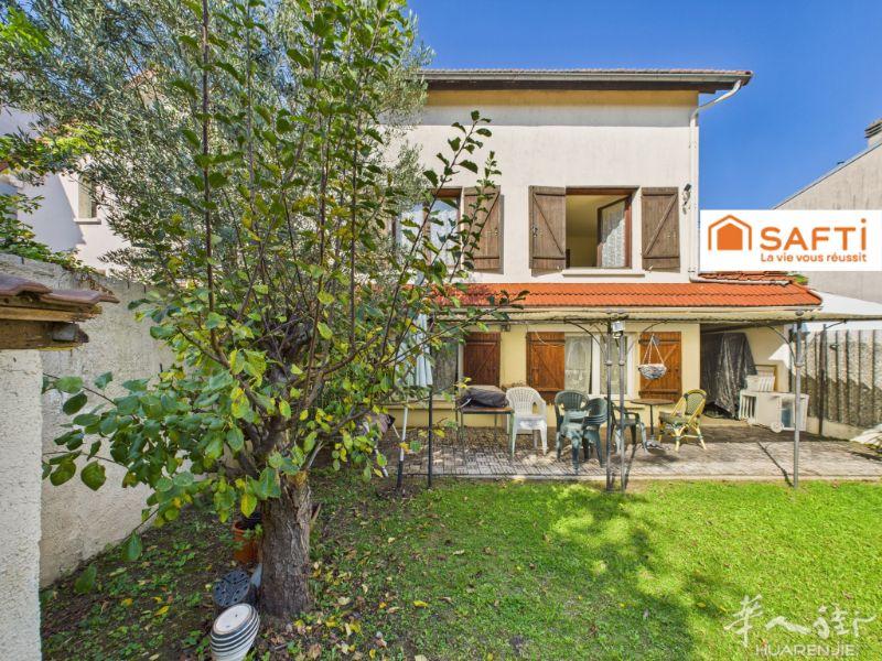 A vendre Maison familiale 7pieces 5 chambres avec 2 salles de bain et 2 WC jardin et garage de 169m2 à 500m de villejuif Louis aragon ligne 7Le rez de jardin à un accès indépendant avec 2 chambre 1 salle de bain un WC et une cuisine