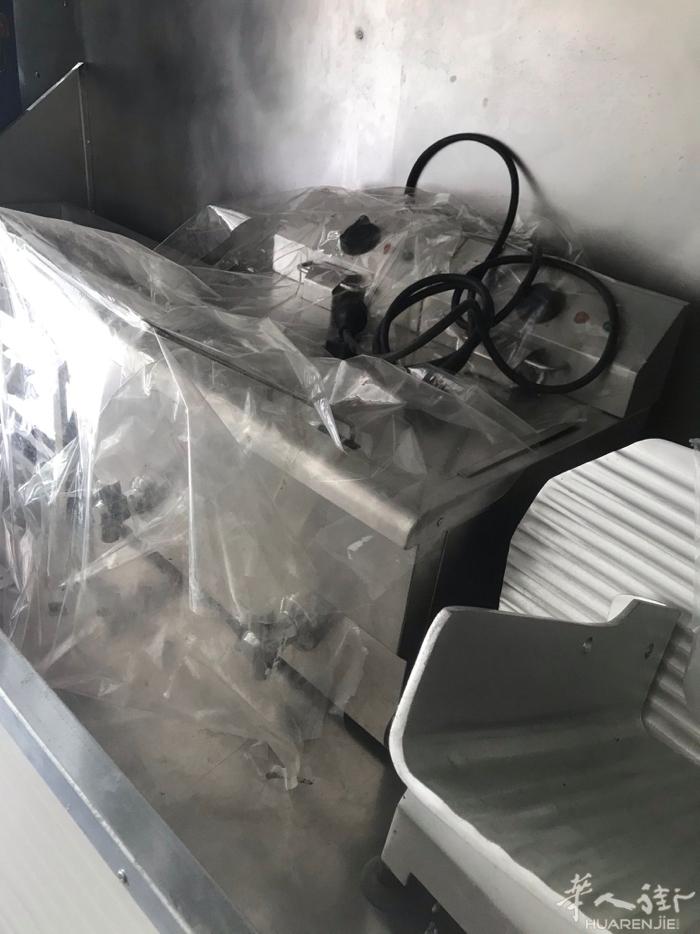普拉托老外一手餐车转让 证件齐全，里面冰箱，炉头等设备齐全 可以选择做老外面包，
