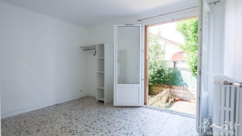 📍93700 Drancy  190平 F8 六房/两厅/两厨/两卫/两浴/两阳台，独栋别墅带前后花园跟车库出售‼️❤️位于别墅区，非常安静。占地323平，住房面积190平带地窖。👉别墅分3层分别为：负一楼： 2米层高改造过的地窖，可做游戏或运动厅，封闭车库抬高式地坪层：  两房一厅带阳台跟后花园，厨房，淋浴浴室，独立厕所一楼：  大客厅带壁炉通阳台，一个房间，一个厨房，一个厕所二楼： 三个房间，带浴缸浴室，一个衣帽间。❤️别墅可分为 一套两房一厅跟一套四房一厅各自独立大门。特别适合带父母一起住