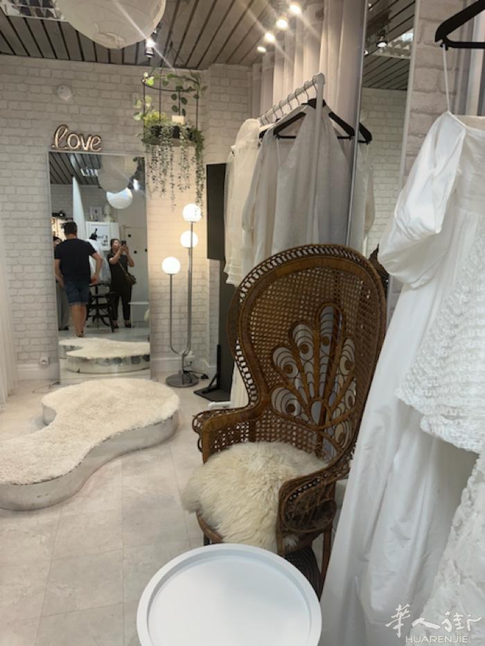 巴黎10区有一家店面转让，面积35平方米，地下室35平方米，在一条小胡同里，房租