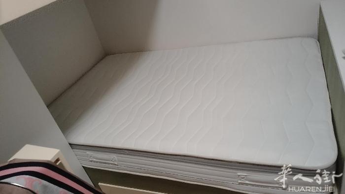 刚买不久的床垫1.3米x2米的原价300买的，现在99谁需要拿走，上门自取，海绵