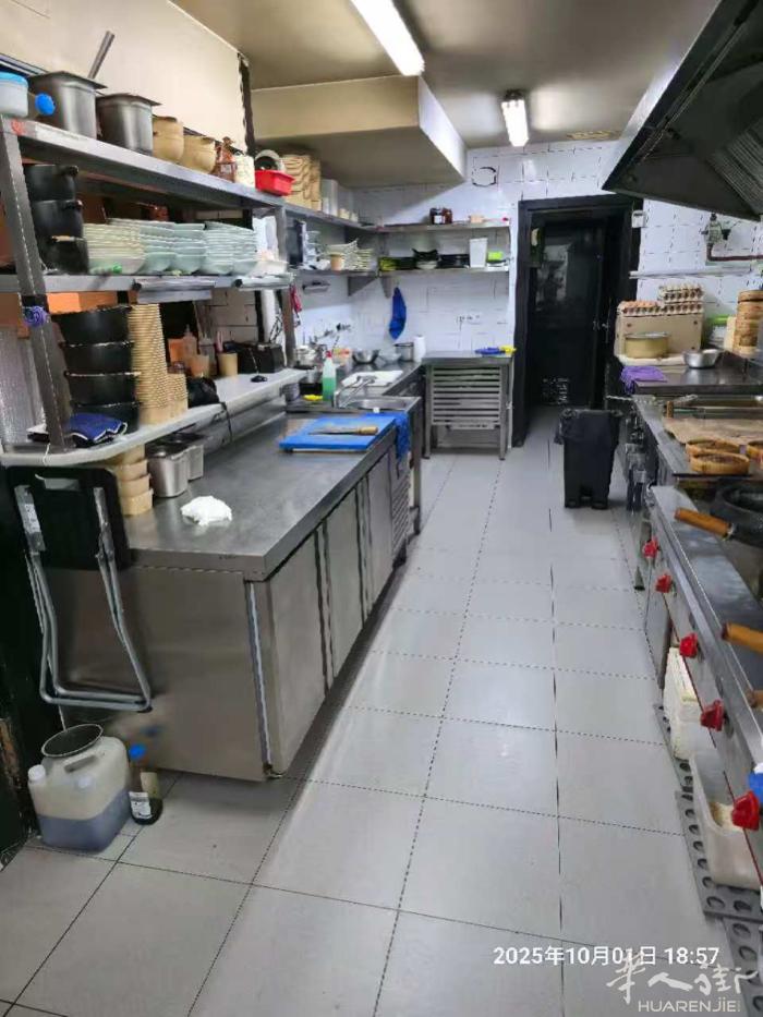 餐馆转让 马德里北边富人区Pozuelo 中餐馆转让。店面250平方一个平面，前