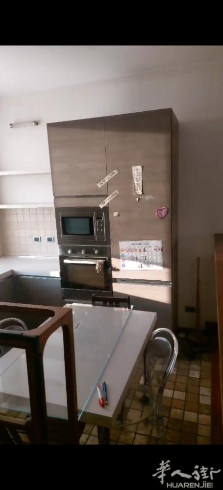 全新出售整套厨房。原价1800€ 现在只要680€
