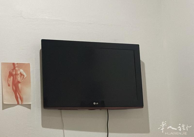 出一个LG电视机，50欧Solingen自取。
