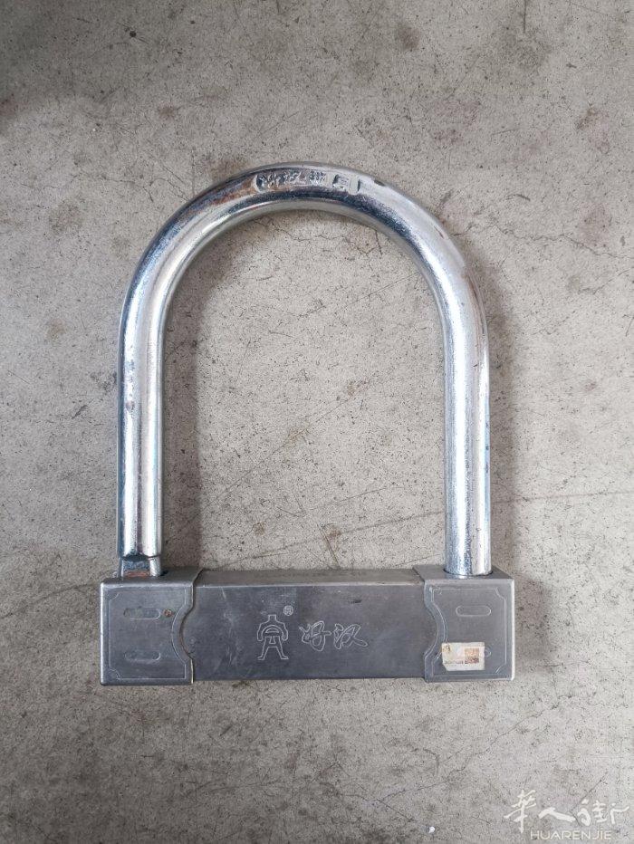 出一个电瓶车的锁🔒，从中国带过来的，6斤重。液压钳剪不开。买了一年，比coop