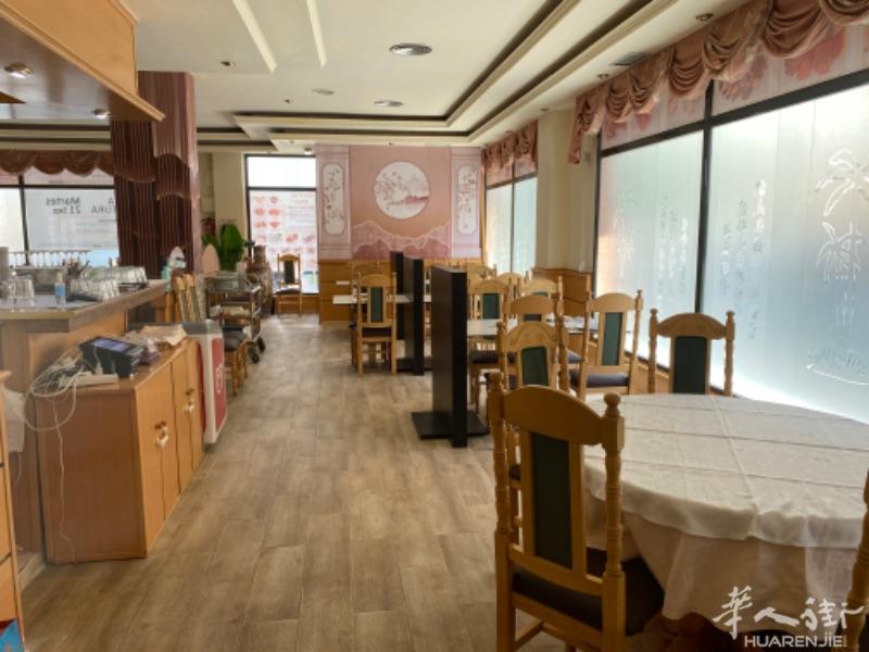 马德里市区餐馆转让。离地铁口近 位于calle juan de olias 28。23年营业时间，生意稳定。在皇马球场附近。面积200平方左右，长方形，光线很足，有大型玻璃窗。有营业执照。设备齐全。现在还在营业当中。生意稳定。接手就可以继续营业。很有发展潜力。本人因退休诚意转让。机会难得，价钱好商量，面议。有意的请联系。非诚勿扰谢谢！微信或电话619792524