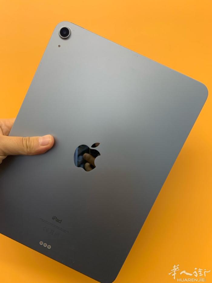 出一台 ipad air 4 ， 蓝色 64Go， 全原装！