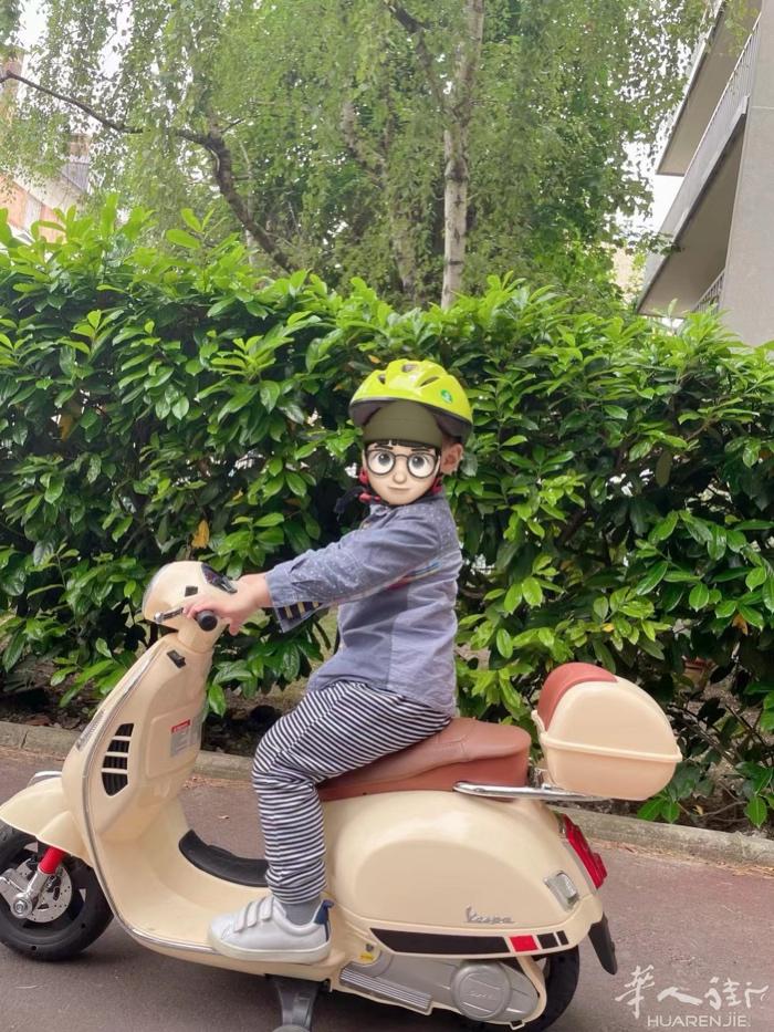 🇫🇷巴黎闲置 儿童仿真摩托车100e 儿童仿真摩托车 状态非常好 可一起坐两