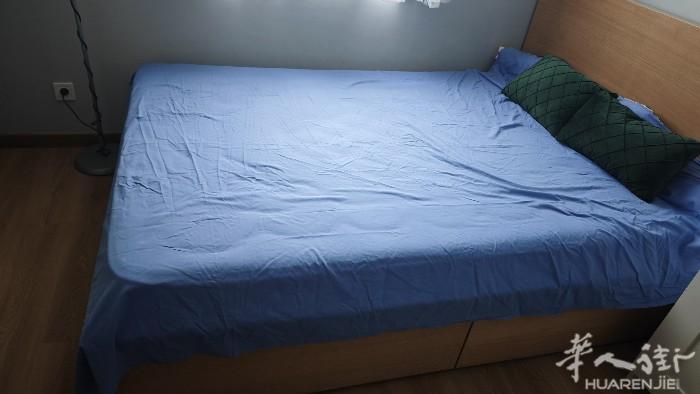 IKEA双人床，9成新。140×200含4个抽屉 180欧出（不含床垫） 不好意