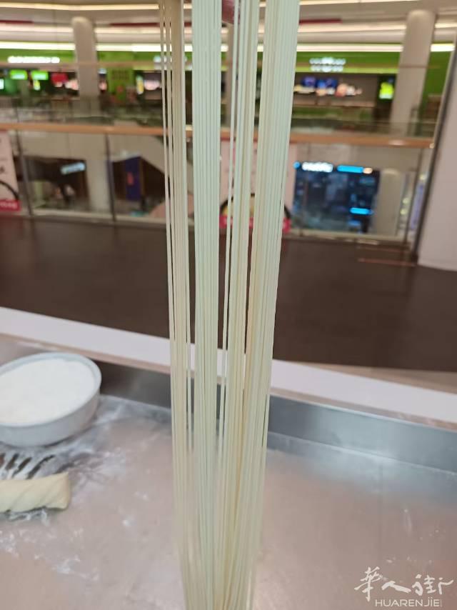 本人会做兰州拉面。熬制汤料，炸辣椒。需要的老板可以