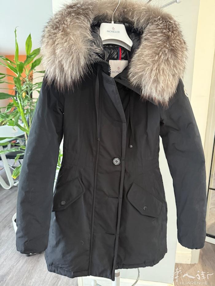 MONCLE 羽绒服。只穿过一次。几乎全新。S码。