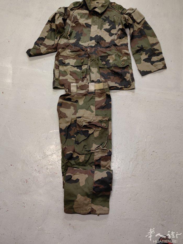 正宗迷彩服1米70至1米80都可以穿有需要的可电话联系0609782820。