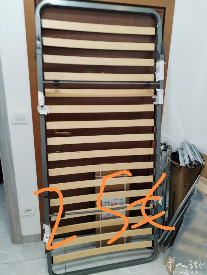 单人木床🛏️20€双人木床🛏️25€，全新未拆汽车🚗唱机10€不锈钢玻璃桌