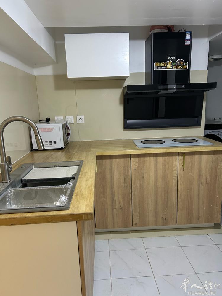 93 la courneuve 近地铁别墅二楼房间出租，新装修，新家具，配1.5