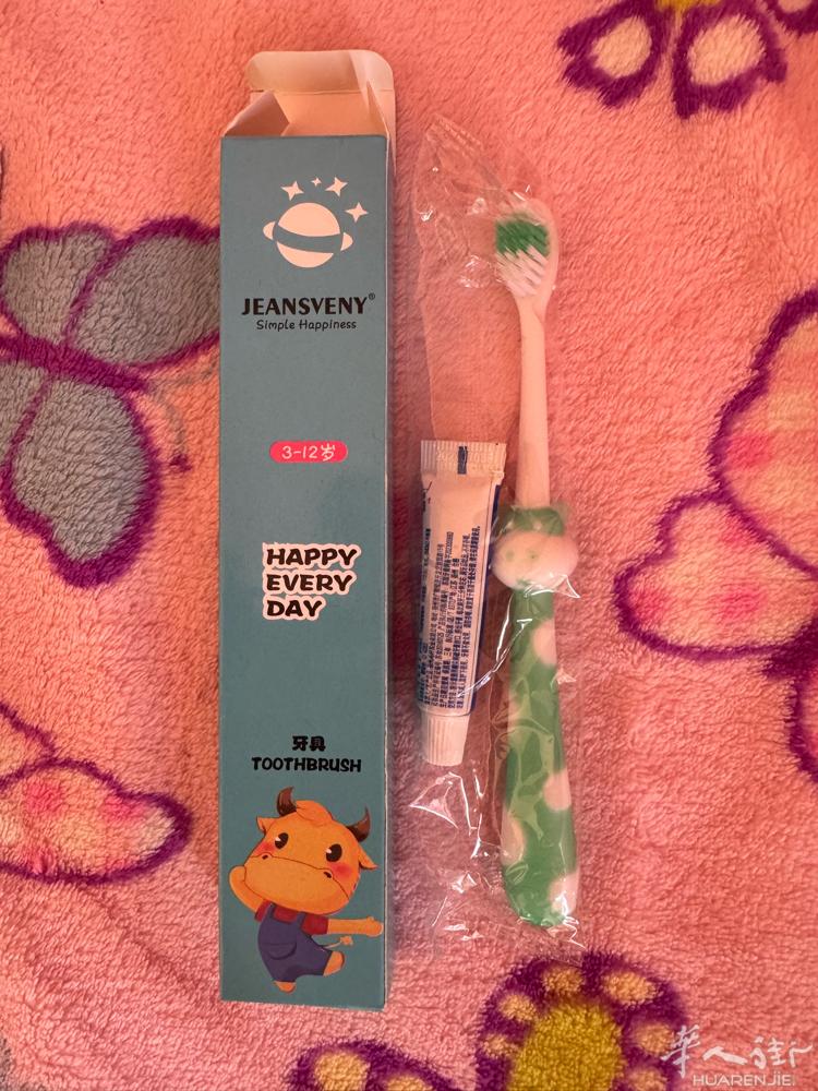 儿童牙刷1支，1欧元。可家用，旅行用，配有小袋便携牙膏。