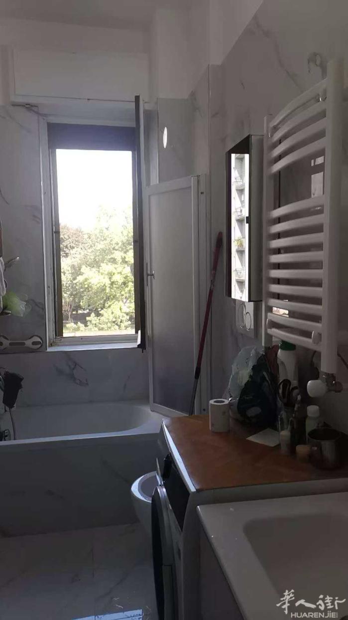 黄线Affori Fn 两室一厅出租一个单间 明亮整洁，有阳台，衣柜、床等全套家