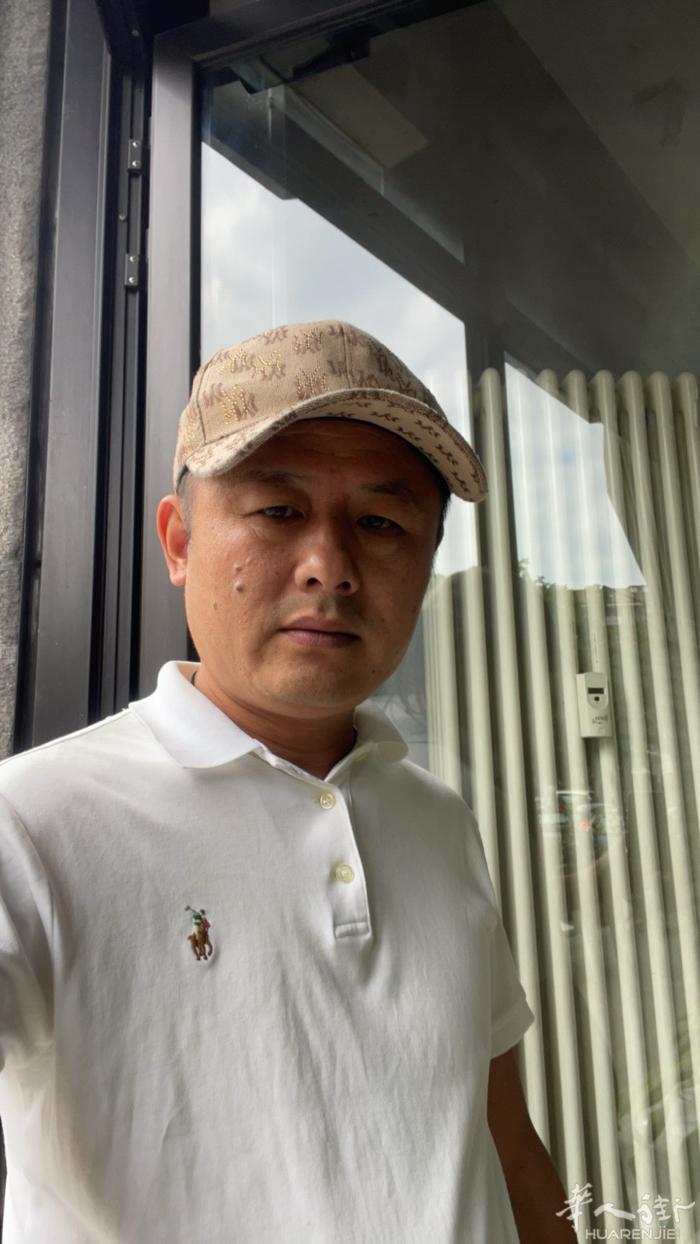 我本人刚到意大利米兰，，意大利语不会说，有做中国人客人多的店，有居留
