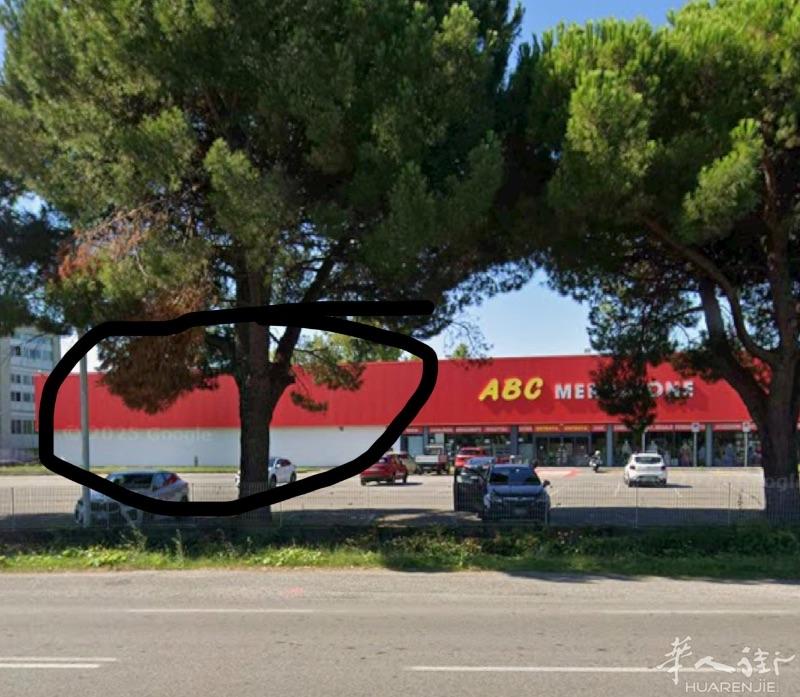 店面出租 — Rimini 环城路上700平方米宽敞店面出租，位置优越，临近主干道，车流量大，适合展示厅、仓储或综合用途（除百货店以外各个行业）。交通便利，停车方便。联系时间 9:00-14:00📍位置：Rimini via nuova circonvalazione 环城路上📞详情请联系了解更多信息。