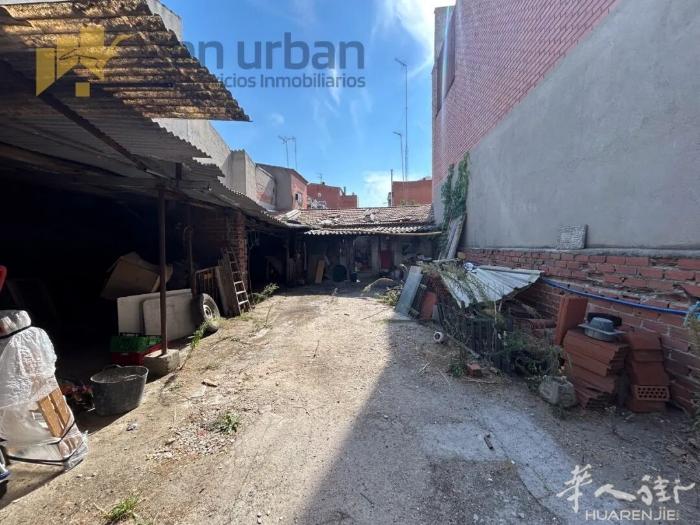 Parla中心占地200平城市用地出售！可商用可建住宅！