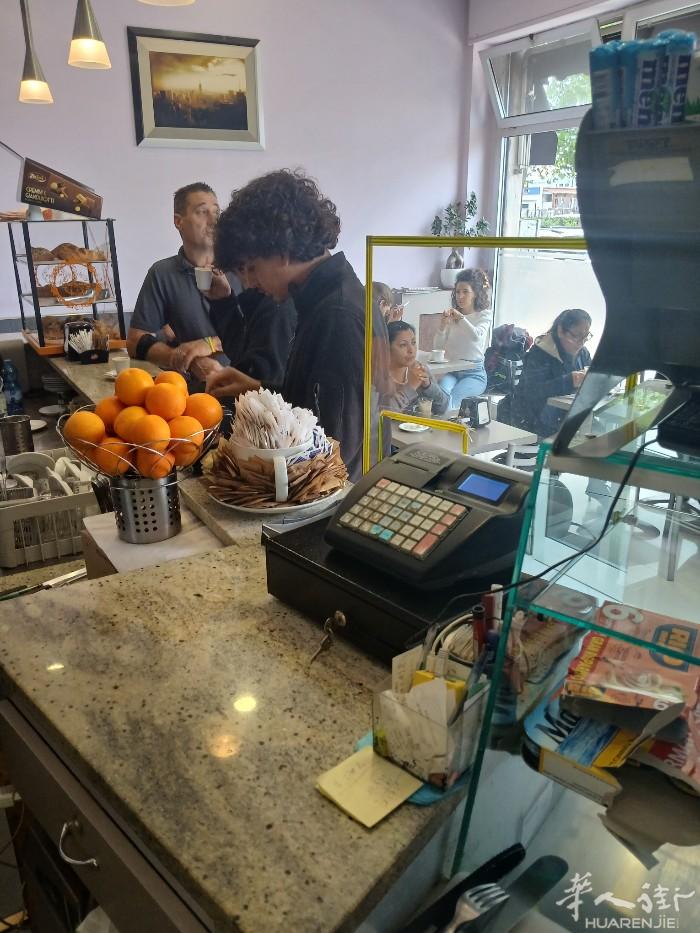 米兰市內位置处在黉金地段l流动量很大  PIAZZA转角处有小型酒吧转让  真心