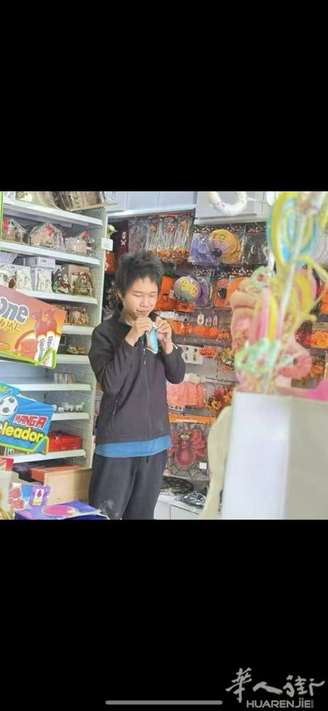 napoli转发：谁家有小孩走丢了吗 问他都不回答 麻烦大家转发下联系 电话+3