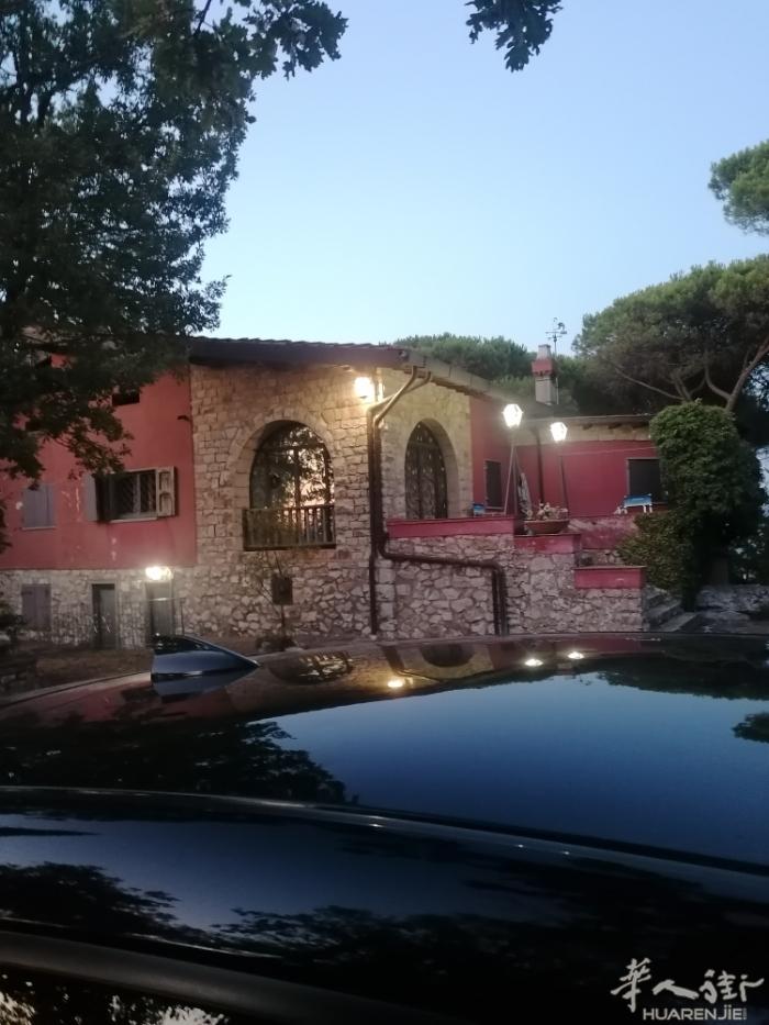 Siena附近有套别墅要卖，旅游区，当住家或投资搞民宿都可以，一楼2楼加一起30