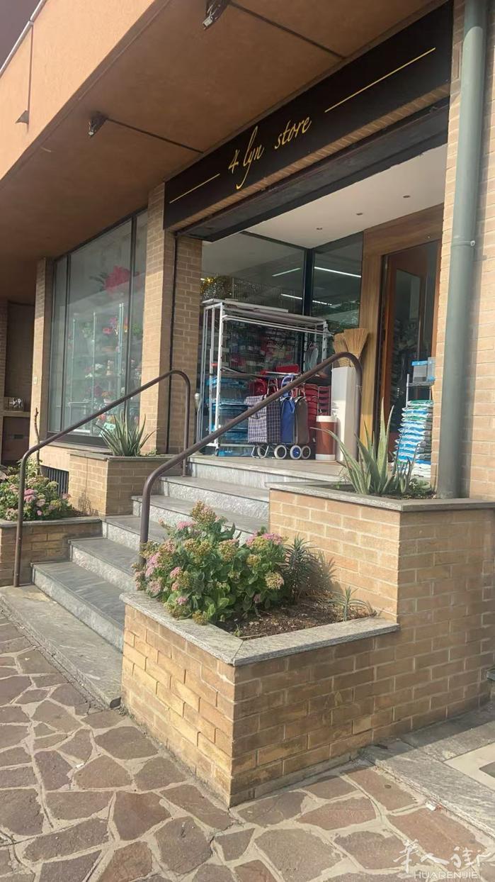 米兰边百货店转让二百平方，房祖一千。没有其他费用，有需要的人联系我，白菜价卖掉，