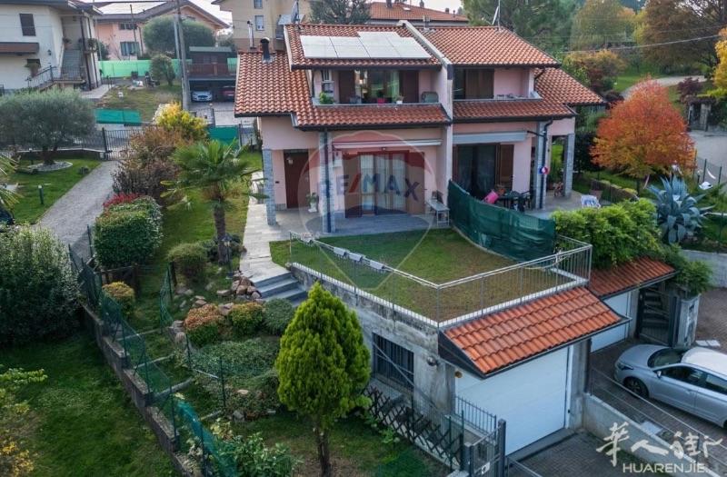 🏡 意大利苏米拉戈（Sumirago）独栋别墅出售 — 价格31万欧元位于风景优美的苏米拉戈，这套三层联排别墅拥有独立入口、私人花园和车库，是您理想的居家选择！🔹 价格：€310,000🔹 面积：约210平方米🔹 户型：3层结构，设有多个起居空间📍 房屋结构如下：一楼（地面层）：宽敞明亮的客厅大厨房，适合家庭聚餐独立卫生间二楼：两间超大卧室一间宽敞浴室地下层（半地下）：带厨房的舒适酒吧间/休闲室（Taverna）独立卫生间可直接进入的车库🌿 户外空间：带私人花园，享受宁静绿意生活☀️ 其他亮点：