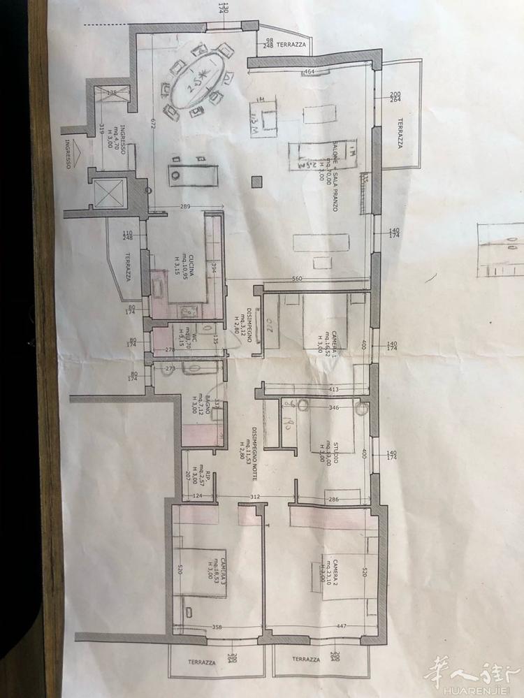 靠近市中心大型套房出售：豪华装修，250平米，4个大卧室，2卫生间，厨房、100