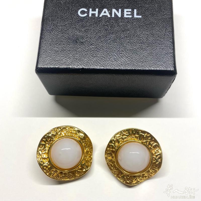 Chanel中古奶白琉璃耳夹，有盒   难得的90年代hanel中古奶白琉璃耳夹